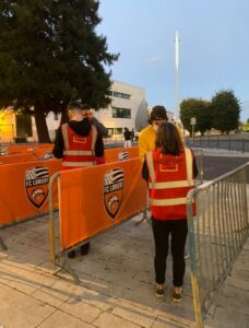 Fournisseur officiel : Hôte et hôtesse en contrôles des pass sanitaires.