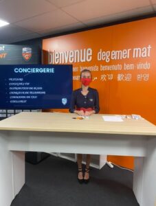 Fournisseur officiel : Hôtesse d'accueil à l'entrée des loges. 