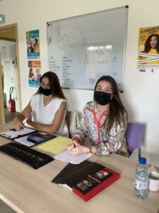 salons professionnels à Lorient, Manon et Lily-Rose au job dating qui l'un des salons professionnels à Lorient. Objectif : conseiller les jeunes sur nos différent postes. 
